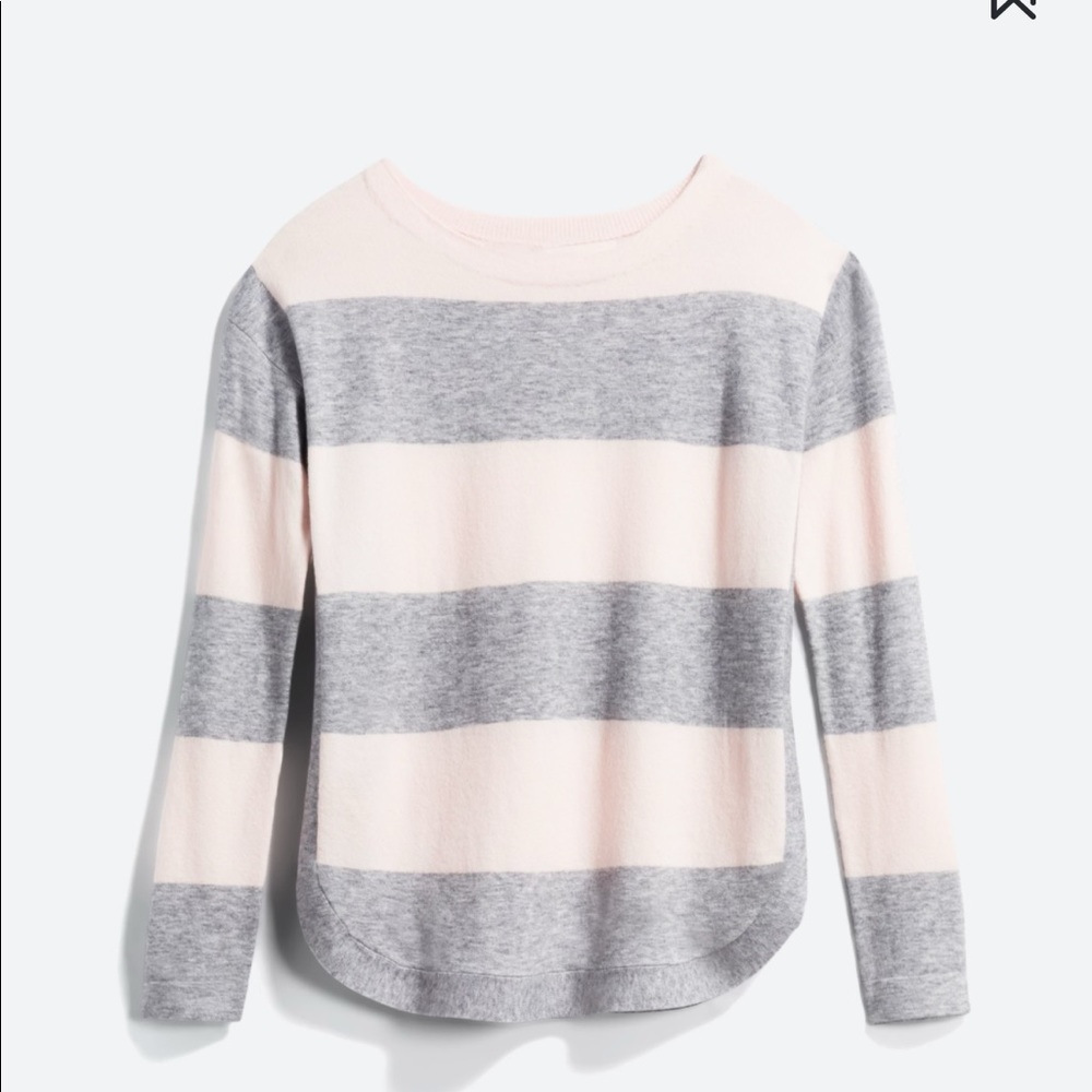 Curved hem pullover size M